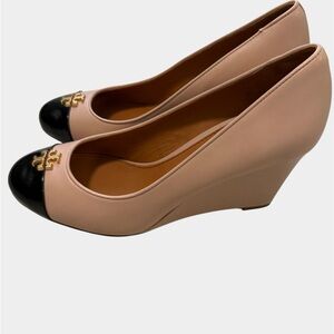 Tory Burch Gigi wedge pumps featuring a two-tone design with a nude leather Sz 8